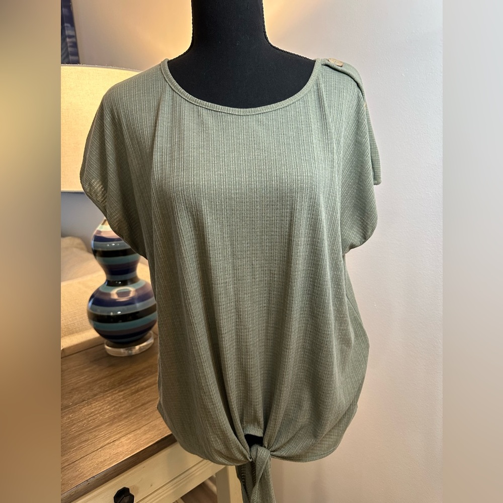 Wilde Green Tie-Front Short Sleeve Top - Size L